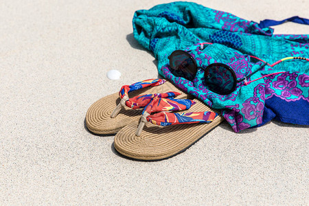 印度尼西亚GiliTrawangan的夏季拖鞋和珊瑚色太阳眼镜图片