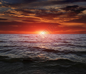 日落在海水之上夜色风景与阳图片