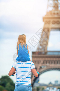 在巴黎埃菲尔铁塔背景的法国度假家庭爸和女儿一起看巴黎最著名的景象图片