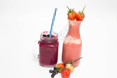 草莓和蓝莓冰沙白色背景上的新鲜水果图片