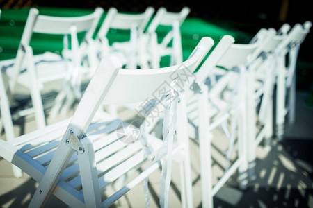 白色折叠木制椅子Terje站图片