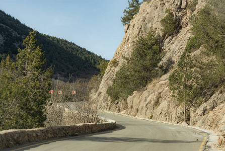 在克里米亚的山蛇纹石山中的道路美丽的风景与道路阴天的森图片