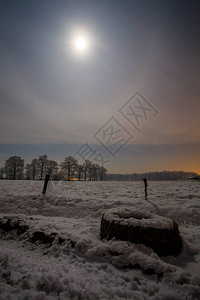 明月下的冬夜雪景图片