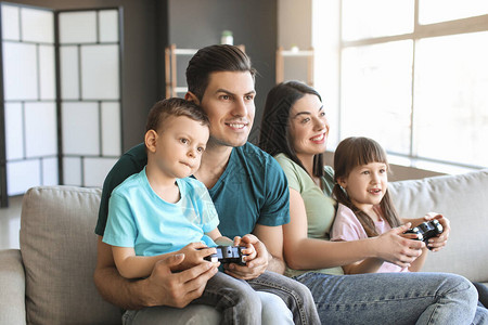 在家玩电子游戏的幸福家庭图片