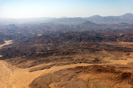 从飞机窗口看到的尼罗河和红海之间的撒哈拉沙漠鸟瞰图图片