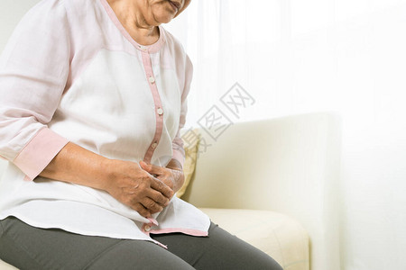 家中老妇人的胃痛老年概图片