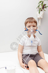 男孩吸入在家治疗疾病图片