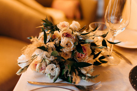 花卉婚礼装饰用鲜花装饰的婚礼餐桌布置婚礼花艺玫瑰洋桔梗和图片