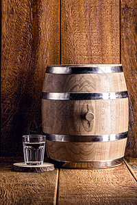 老橡木桶和优质蒸馏酒精玻璃巴西银cachaca图片