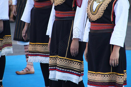 街头塞族传统舞蹈展览传统的塞尔维图片