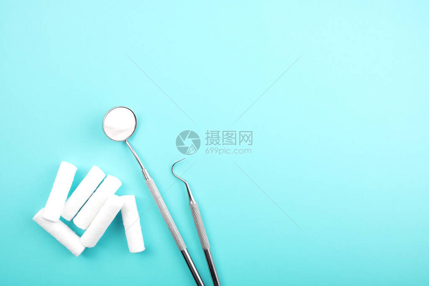 蓝色背景的牙科仪器和卫生棉条牙科治疗概图片