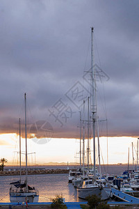 日落时停靠港口的游艇图片