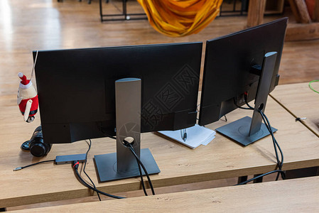 桌面视图两个电脑屏幕鼠标和电脑在木桌上有一个空白的黑屏图片