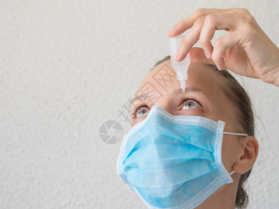 妇女用眼药水戴医疗面具预防病图片