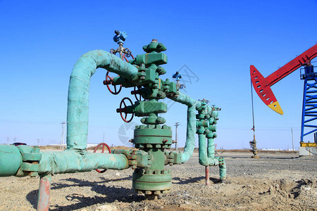 油田现场石油管图片