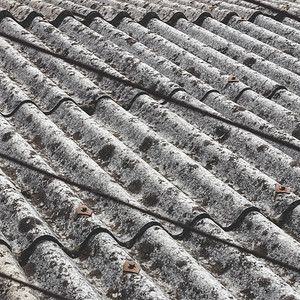 旧且危险的石棉屋顶图片