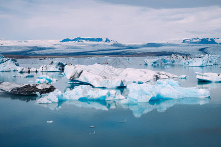 从冰川的顶端和蓝色冰河环礁湖在夏季寒冷的冰原在阳图片