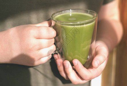 抹茶燕麦奶在人类手中保健和快乐的非乳制品饮料的日本茶减图片