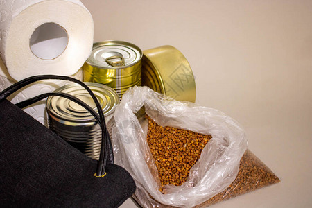 产品送货上门在大流行中帮助人们荞麦碎粒tushonka卫生纸袋子放在图片