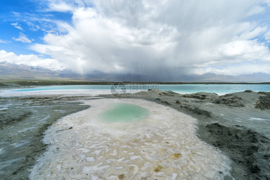 青海翡翠盐湖风景的图片