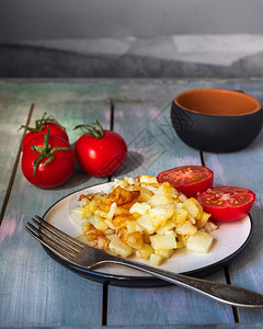 土豆和西红柿的自制早餐图片