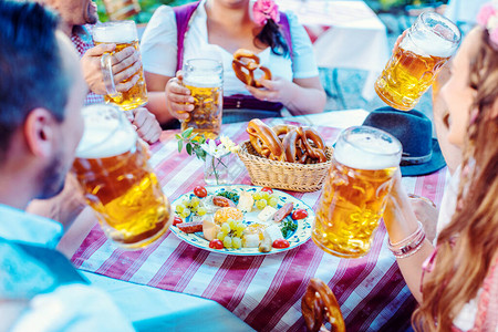 在阳光明媚的一天人们在巴伐利亚啤酒园享高清图片