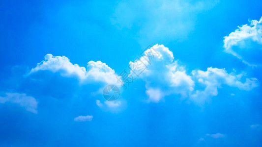 白云和蓝色的天图片