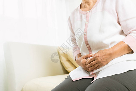 家中老妇人的胃痛老年概背景图片