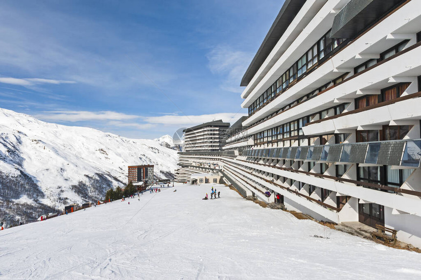 在高山滑雪度假胜地阳台的山水晶图片