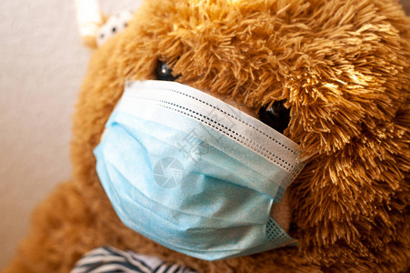 戴上防护医用口罩呆在家里检疫冠状流行病的预防图片