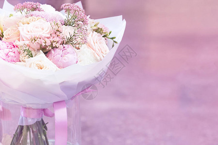 从粉红色的牡丹和玫瑰在白纸上看到一束鲜花图片