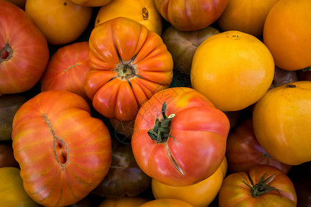 加利福尼亚农民市场的橙黄和红海洛伦番图片