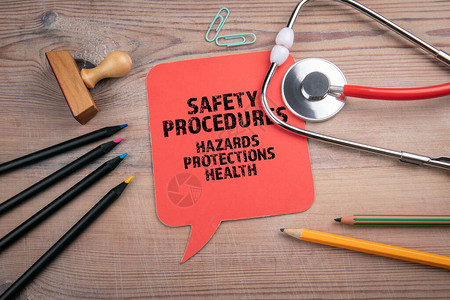 安全程序危害保护和健康概念红言词泡和木制图片