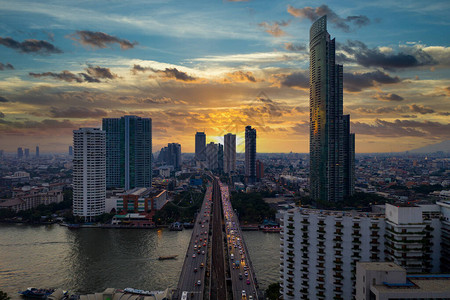 鸟瞰曼谷城市天际线和曼谷市中心沙吞路商业和金融摩天大楼图片