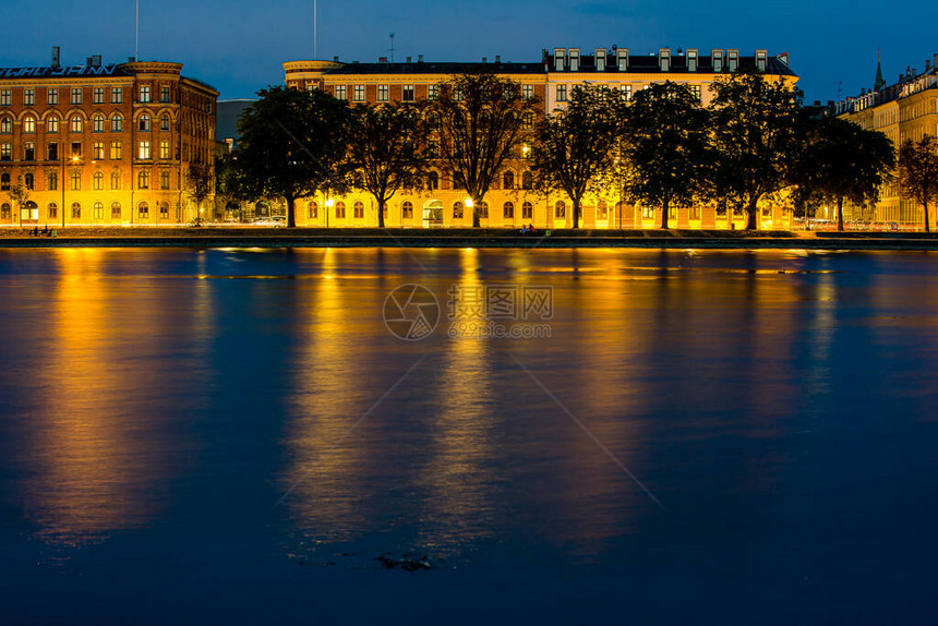 丹麦哥本哈根历史古老建筑的夜景图片