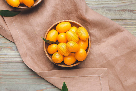 桌上有美味金橘水果的盘子图片