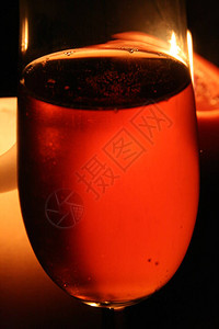 玻璃杯中的红起泡酒图片