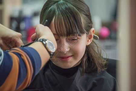 美发沙龙概念女孩在美容院砰理发店里的一图片
