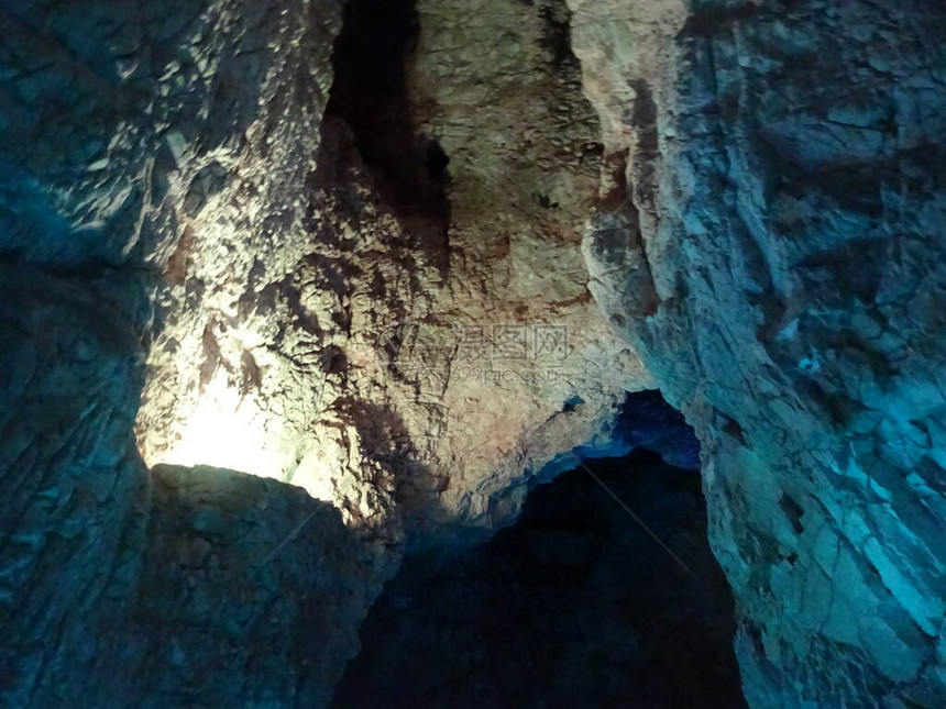 Miskolcapolca洞穴中惊人的浴池匈牙利以热水池闻图片