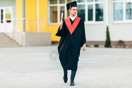 一个穿着黑色毕业礼服的男研究生图片