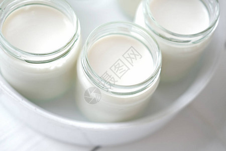 在酸奶机的玻璃罐中自制有机酸奶自动酸奶机在家制作发酵乳制品检疫概念期间的家庭烹背景图片