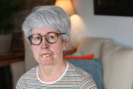 牙齿不好的老妇人图片