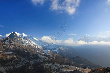 太阳下美丽的山岳云雾中山上阳光照耀图片