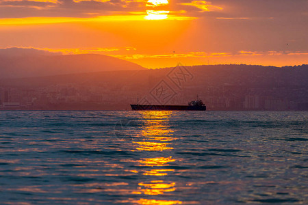 金秀大瑶山货船在金色的日落或日出时在海上航行太阳落山或升起时跨水海运大自然的和谐与美丽风景秀背景