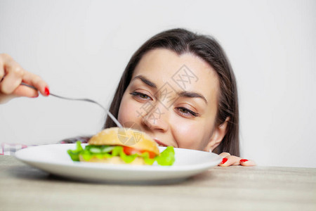 妇女食用有害食物导图片