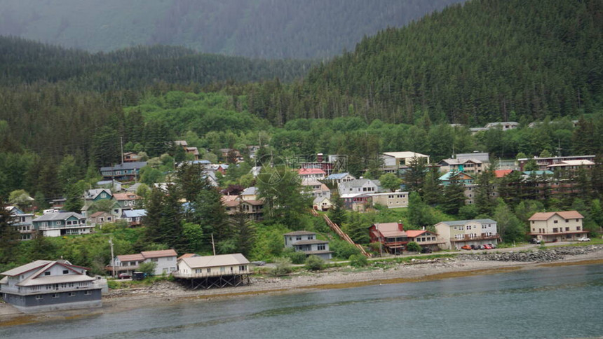 位于美国阿拉斯加Jutaau的海边山脚下山顶木制图片