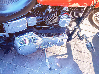 超近的摩托车引擎侧面反图片