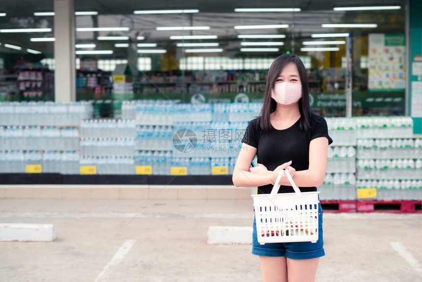 亚裔妇女购物到超市并带着保护面图片