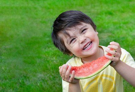 快乐的孩子在夏天阳光明媚的日子里吃西瓜图片