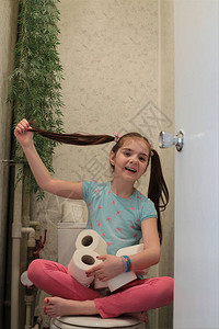 用卫生纸做检疫卫生纸的风趣小女孩背景图片